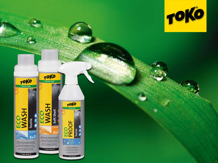 Drei TOKO-Produktflaschen sind vor einem grünen Hintergrund mit Wassertropfen auf einem Blatt abgebildet. Die Flaschen tragen die Aufschrift „ECO WASH“ für Wolle/Seide und „ECO PROOF“. Das TOKO-Logo befindet sich in der oberen rechten Ecke.
