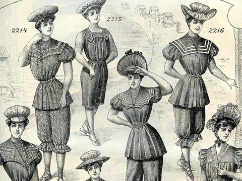 Abbildung von sechs Frauen in klassischer Bademode aus dem 19. Jahrhundert. Jedes Outfit hat Puffärmel und knielange Hosen, und Hüte ergänzen die Ensembles. Im Hintergrund sind schwache Umrisse einer Strandlandschaft zu erkennen.