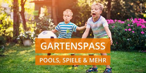 Zwei Jungen spielen in einem Garten mit einem Fußball. Ein Junge ist gerade dabei, den Ball zu fangen, während der andere aufmerksam zusieht. Sie sind von Grün und rosa Blumen umgeben. Der Textüberzug lautet „Gartenspass: Pools, Spiele & Mehr“.