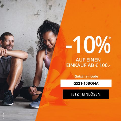 Ein Mann und eine Frau in Sportkleidung sitzen und lächeln an einer Betonwand. Ein großes orangefarbenes Dreieck auf der rechten Seite enthält den Text: „-10 % auf einen Einkauf ab €100,-“, „Gutscheincode GS21-10BONA“ und „Jetzt einlösen“ mit einem schwarzen Knopf.