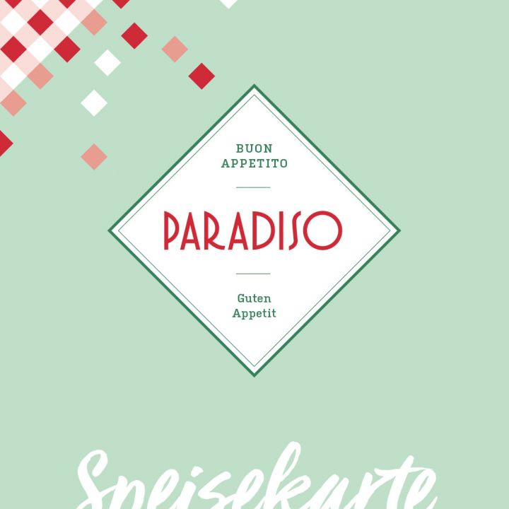 Ein Menücover mit grünem Hintergrund, in dessen Mitte eine Raute mit dem roten Text „Paradiso“ und drumherum „Buon Appetito“ und „Guten Appetit“ steht. Unten steht in weißer Schrift das Wort „Speisekarte“.