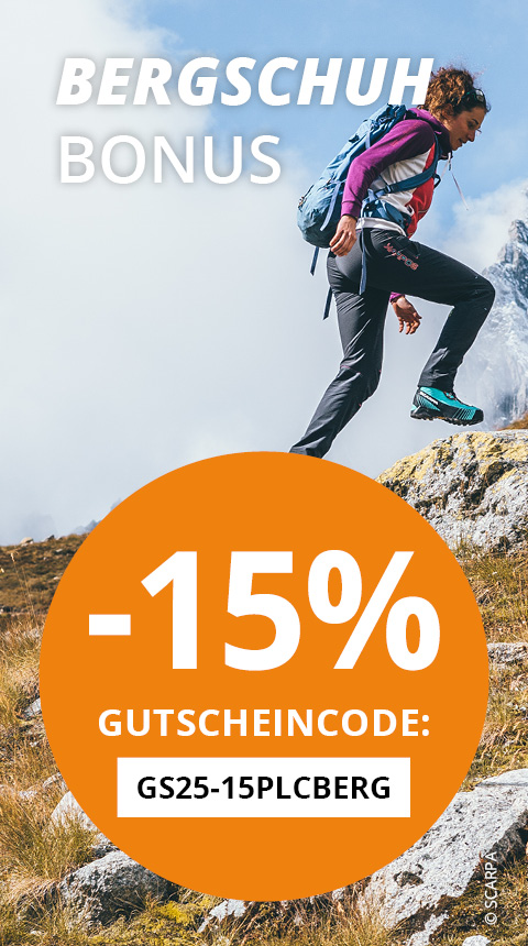 Person, die mit einem Rucksack durch bergiges Gelände wandert. Oben steht „Bergschuh Bonus“. Unten steht ein großer orangefarbener Kreis mit der Aufschrift „-15 % Gutscheincode: GS25-15PLCBERG“. Der Himmel ist bewölkt.