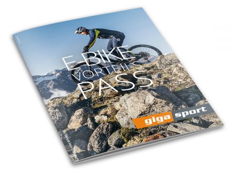 Das Magazincover zeigt eine Person, die mit einem E-Bike auf einem felsigen Bergpfad unterwegs ist. Im Hintergrund sind schneebedeckte Gipfel zu sehen. Der Text lautet „E-Bike-Vorteilspass“ mit dem „giga sport“-Logo darunter.