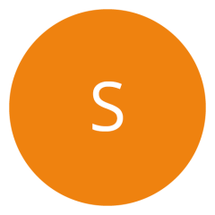 In der Mitte befindet sich ein orangefarbener Kreis mit dem weißen Buchstaben „S“. Der Hintergrund ist schlicht weiß.