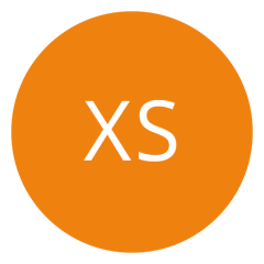 Orangefarbener Kreis mit weißen Buchstaben „XS“ in der Mitte.