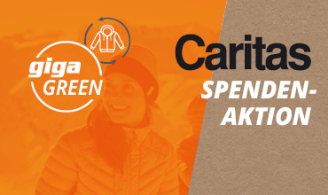 Orange-graues Banner für eine Caritas-Wohltätigkeitsveranstaltung. Der Text lautet „giga GREEN“ mit einem kreisförmigen Pfeil um ein Jackensymbol. „Caritas SPENDENAKTION“ ist deutlich sichtbar. Im Hintergrund ist eine lächelnde Person in einer Winterlandschaft zu sehen.
