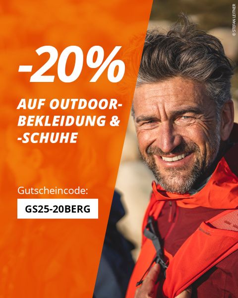Draußen steht ein lächelnder Mann in Outdoor-Kleidung. Links ist ein orangefarbenes Banner mit der Aufschrift „20 % auf Outdoor-Bekleidung & -Schuhe“ und dem Gutscheincode „GS25-20BERG“ zu sehen.