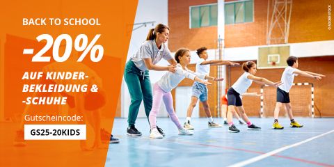 Eine Gruppe von Kindern und eine Sportlehrerin trainieren in einer Turnhalle. Text auf gelbem Hintergrund wirbt für "Back 2 School" mit 20 % Rabatt auf Kinderkleidung und -schuhe mit dem Code GS25-20KIDS.