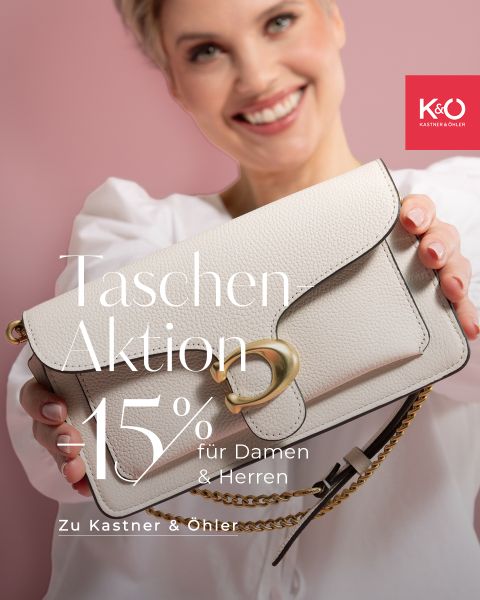Eine lächelnde Person hält eine hellbeige Handtasche in die Kamera. Der weiße Text lautet: „Taschen Aktion -15 % für Damen & Herren Zu Kastner & Öhler.“ Das Logo von Kastner & Öhler befindet sich in der oberen rechten Ecke.