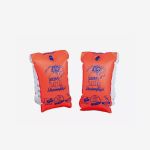 Ein Paar orangefarbene und weiße aufblasbare Schwimmarmbänder mit blauem Text und Cartoon-Grafiken auf weißem Hintergrund.