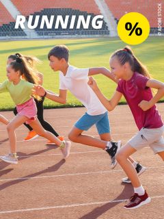 Vier Kinder in Sportkleidung laufen auf einer Laufbahn in einem Stadion. Oben links steht das Wort „RUNNING“, und in der oberen rechten Ecke befindet sich ein gelber Kreis mit einem Prozentzeichen.