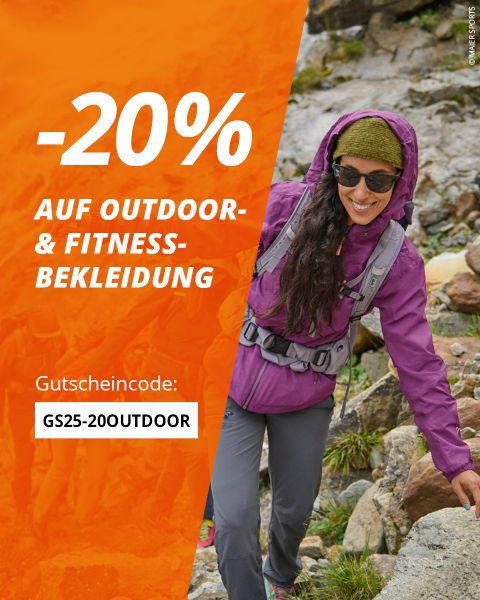 Eine Frau in lila Jacke und grünem Hut wandert auf felsigem Gelände. Der Text auf orangefarbenem Hintergrund lautet: "-20% auf Outdoor-Bekleidung & -Schuhe. Gutscheincode: GS25-20OUTDOOR.