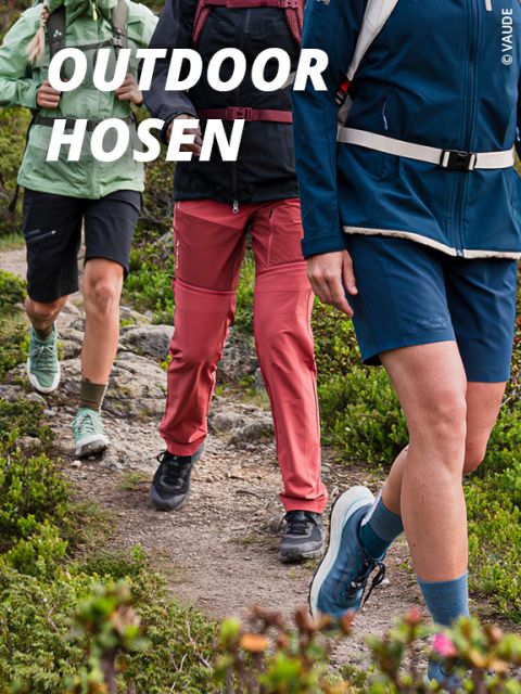 Drei Personen wandern auf einem felsigen Pfad, tragen verschiedene Arten von Outdoor-Hosen und Shorts mit Rucksäcken. Der Weg ist von Grün umgeben. Der Text "OUTDOOR HOSEN" erscheint oben links.
