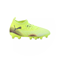Ein leuchtend gelber Fußballschuh mit schwarzem Puma-Logo, strukturierter Oberfläche und geformten Stollen für Traktion an der Sohle.