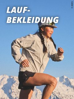 Eine Frau läuft in den Bergen.