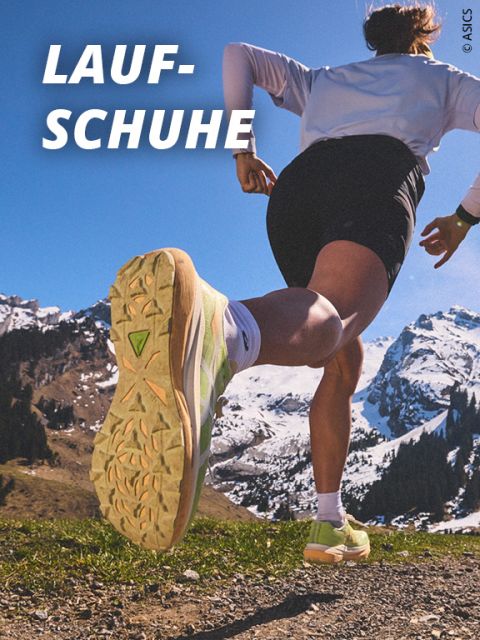 Eine Person in Laufschuhen läuft auf einem Bergpfad mit verschneiten Gipfeln im Hintergrund. Das Foto ist aus einem niedrigen Winkel aufgenommen und konzentriert sich auf die Schuhsohle. Der Text "LAUF-SCHUHE" erscheint in großen weißen Buchstaben.