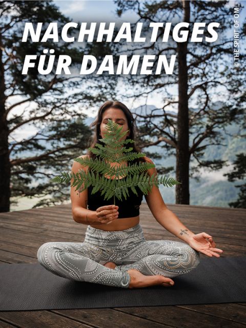 Eine Frau in grünen Leggings und Sweatshirt tritt auf einer Kopfsteinpflasterstraße gegen eine Backsteinmauer. Sie lächelt, hat einen ausgestreckten Arm und den anderen an ihrer Seite. Der Text „NACHHALTIGES FÜR DAMEN“ ist über das Bild gelegt.