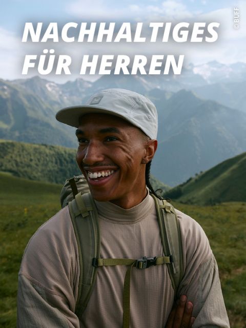 Ein Mann in Outdoor-Ausrüstung klettert einen felsigen Untergrund hinauf. Er trägt eine hellgrüne Jacke, schwarze Hosen und einen schwarzen Rucksack. Oben steht „NACHHALTIGES FÜR HERREN“ und an der Seite ein kleines „ADIDAS“.