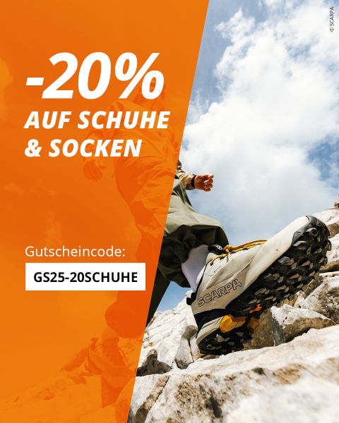 Eine Person in Wanderschuhen erklimmt felsiges Gelände unter einem bewölkten Himmel. Orangefarbene Texteinblendung bietet 20% Rabatt auf Schuhe und Socken mit dem Rabattcode "GS25-20START".