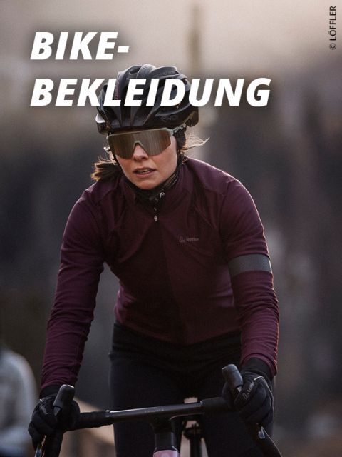 Ein Radfahrer mit Helm, Sonnenbrille und einer kastanienbraunen Fahrradjacke fährt auf einem Fahrrad. Der Text "BIKE-BEKLEIDUNG" erscheint in fetten weißen Buchstaben am oberen Rand.