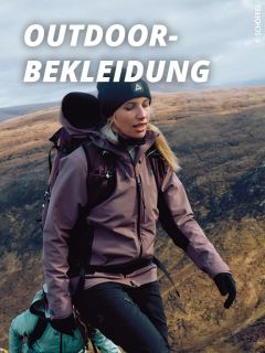 Eine Frau in Outdoor-Kleidung und mit Rucksack wandert in einer bergigen Landschaft. Der Text "OUTDOOR-BEKLEIDUNG" erscheint in fetten weißen Buchstaben am oberen Rand des Bildes.