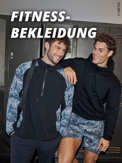 Zwei lächelnde Männer in sportlicher Sportkleidung stehen vor Schließfächern. Einer trägt eine blau-grau gemusterte Jacke und eine Hose, der andere einen schwarzen Kapuzenpulli und passende Shorts. Der Text lautet "FITNESS-BEKLEIDUNG.".