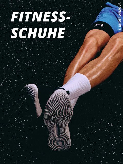 Eine Person in Sporthosen, weißen Socken und gemusterten Fitnessschuhen sitzt auf einem gesprenkelten Turnhallenboden. Der fettgedruckte Text lautet "FITNESS-SCHUHE". Das Bild hebt die Schuhe und Beine in einer sportlichen Umgebung hervor.