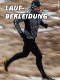 Ein Mann in einem grau-schwarzen Laufoutfit joggt im Freien auf einem braunen, leicht verschneiten Weg. Der Text "LAUF-BEKLEIDUNG" erscheint in fetten weißen Buchstaben oben links.