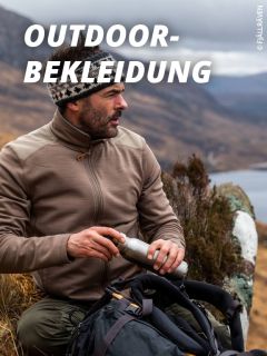 Ein Mann in Outdoor-Kleidung sitzt auf einem Felsen in einer Berglandschaft, hält eine Metallflasche und trägt eine Fleecejacke und ein Stirnband. Über ihm erscheint der Text "OUTDOOR-BEKLEIDUNG".