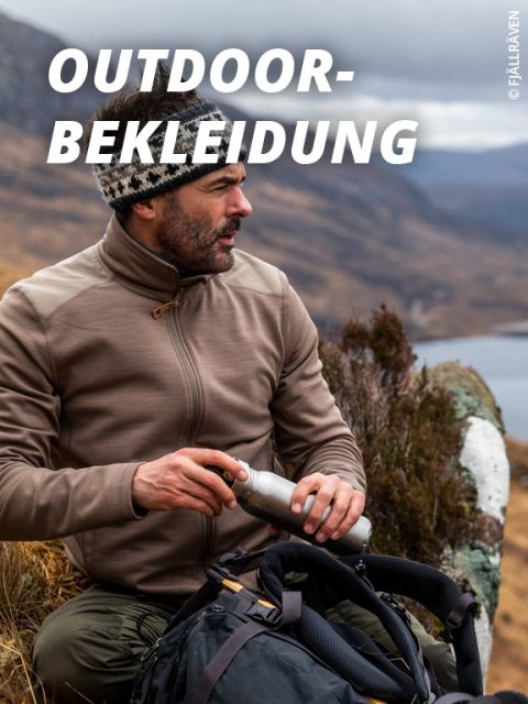 Ein Mann in Outdoor-Kleidung sitzt auf einem Felsen in einer Berglandschaft, hält eine Metallflasche und trägt eine Fleecejacke und ein Stirnband. Über ihm erscheint der Text "OUTDOOR-BEKLEIDUNG".