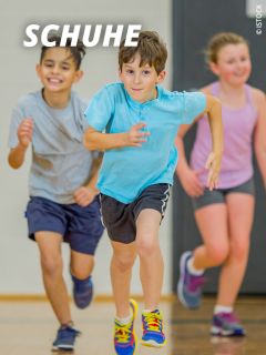 Drei Kinder rennen in einer Turnhalle. Der Junge im Vordergrund trägt ein hellblaues Hemd und graue Shorts, dazu bunte Turnschuhe. Zwei andere Kinder, ein Junge und ein Mädchen, laufen hinter ihm. Das Wort "SCHUHE" steht oben links.