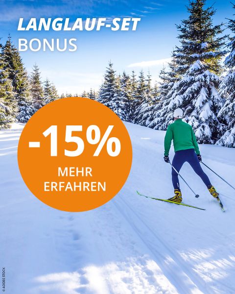 Zwei Personen laufen in einer verschneiten Landschaft unter strahlend blauem Himmel Langlauf. Sie tragen Wintersportkleidung und Sonnenbrillen. Ein großer orangefarbener Kreis zeigt „-15% MEHR ERFAHREN“. Darüber steht „LANGAUF-SET BONUS“.
