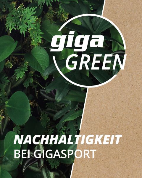 Ein geteiltes Bild mit grünen Blattpflanzen auf der linken Seite und brauner Papierstruktur auf der rechten Seite. Der Text lautet "giga GREEN" in einem weißen Kreis und "NACHHALTIGKEIT BEI GIGASPORT" darunter in weißen Buchstaben.