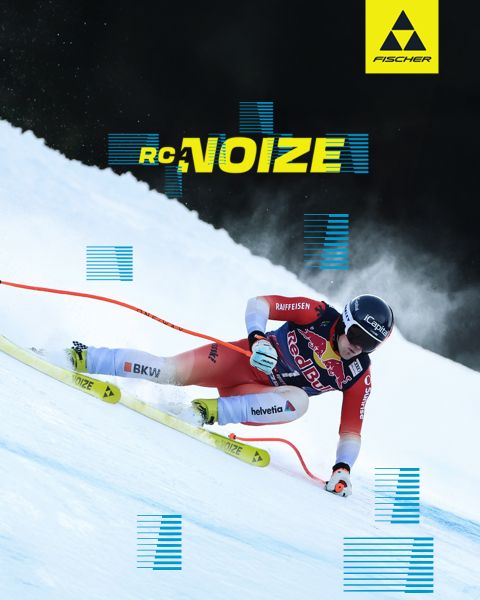 Eine Gruppe von vier Skifahrern mit Helmen und Schutzbrillen steht vor schneebedeckten Bergen und einem driftenden Auto. Die Worte „Obsessed: The Search for the Ultimate Curve“ sind eingeblendet, zusammen mit Gesichtsaufnahmen der einzelnen Athleten. Skier und Logos sind darunter zu sehen.