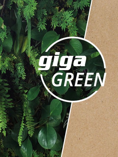 Ein Hintergrund mit üppigen grünen Pflanzen wird teilweise von einer braunen Papiertextur bedeckt, mit den Worten "giga GREEN" in fettgedruckter weißer Schrift innerhalb eines weißen Kreises, der beide Bereiche überlappt.