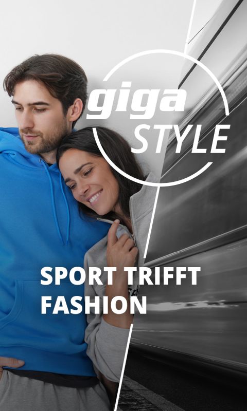 Geteiltes Bild: Links sind Gebäude und ein schwacher Fernsehturm in einer Stadtlandschaft zu sehen. Rechts ist eine fahrende Straßenbahn in Bewegungsunschärfe zu sehen. Oben das „Giga STYLE“-Logo; darunter der Text „SPORT TRIFFT FASHION BEI GIGASPORT“. Monochromes Farbschema.
