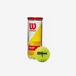 Eine Dose mit Wilson Championship-Tennisbällen mit rotem Deckel, daneben ein einzelner gelber Wilson-Tennisball mit der Aufschrift "Wilson 1.