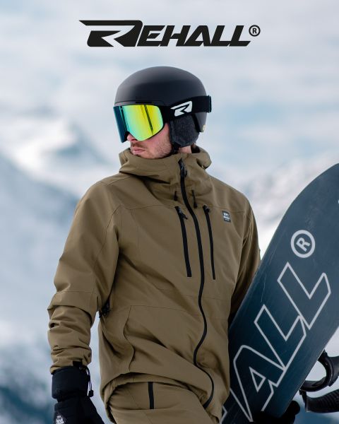 Ein Snowboarder in hellbrauner Jacke und Helm mit reflektierender Brille hält ein Snowboard, im Hintergrund schneebedeckte Berge und darüber das "REHALL"-Logo.