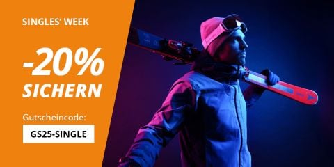 Ein Mann in Wintersportkleidung trägt Skier auf der Schulter. Ein orangefarbenes Banner auf der linken Seite zeigt: "Zum Singles' Day am 11.11. -20% sichern. Gutscheincode: GS25-SINGLE" auf blauem und rosa Hintergrund.