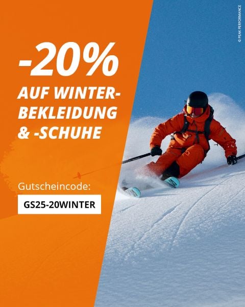 Ein Skifahrer in orangefarbener Ausrüstung auf einer verschneiten Piste. Text: "-20% auf Winterbekleidung & -Schuhe. Gutscheincode: GS25-20WINTER" auf orangem Hintergrund.
