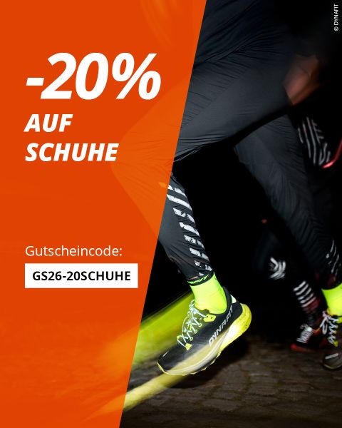 Ein Läufer in schwarzer Sportkleidung mit neonfarbenen Schuhen, neben einem orangefarbenen Banner, auf dem 20 % Rabatt auf Schuhe und ein Rabattcode angeboten werden: GS26-20SCHUHE.