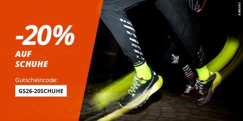 Die Beine von Läufern in Bewegung in der Nacht mit einem -20% Rabatt auf Schuhe Angebot und Code GS26-20SCHUHE auf einem orangefarbenen Banner.