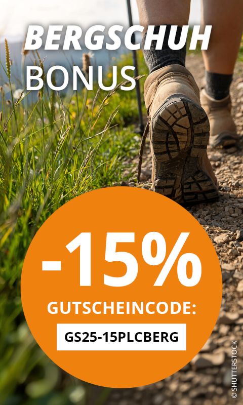 Ein Wanderer erklimmt bei nebligem Wetter einen felsigen Hügel. Der Text lautet: „Bergschuh Bonus“ und „-15% Gutscheincode: GS25-15PLCBERG“ in einem großen orangefarbenen Kreis.