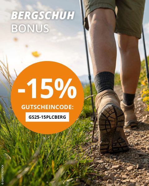 Eine Person wandert mit Outdoor-Ausrüstung und Rucksack einen felsigen Hang hinauf. Der Text „BERGSCHUH BONUS“ ist eingeblendet. Ein großer orangefarbener Kreis zeigt „-15% GUTSCHEINCODE: GS25-15PLCBERG“. Im Hintergrund sind schneebedeckte Berge und ein bewölkter Himmel zu sehen.