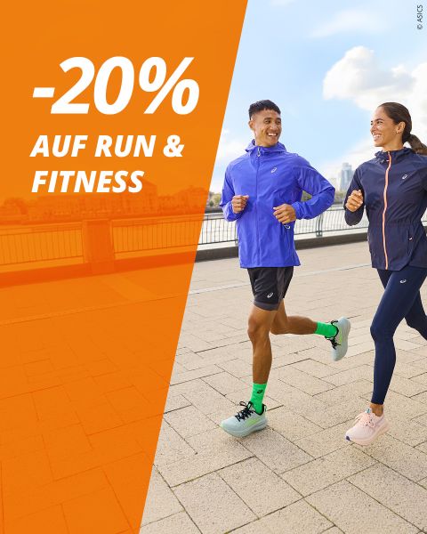 Zwei Personen in Sportkleidung joggen im Freien und lächeln. Der Text auf dem Bild bietet "20% Rabatt auf Run & Fitness" auf Deutsch.