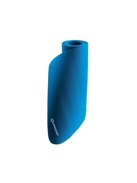 Eine aufgerollte blaue Übungs- oder Yogamatte mit strukturierter Oberfläche, die senkrecht auf einem weißen Hintergrund steht.