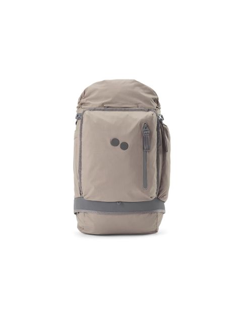 Hellgrauer Rucksack mit einer Reißverschlusstasche auf der Vorderseite, zwei dunklen, kreisförmigen Logopunkten und zusätzlichen Seiten- und Bodenfächern, dargestellt auf weißem Hintergrund.