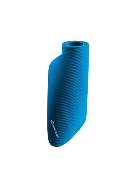 Eine aufgerollte blaue Gymnastik- oder Yogamatte mit strukturierter Oberfläche, aufrecht stehend auf weißem Hintergrund.