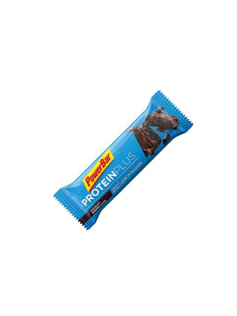 Ein PowerBar Protein Plus-Riegel in einer blauen Verpackung mit einem Schokoladenmotiv auf der Hülle, dargestellt auf weißem Hintergrund.