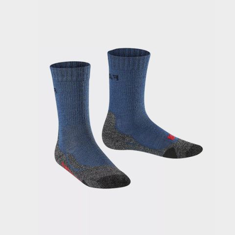Ein Paar blau-graue Socken mit zusätzlicher Polsterung und Griffigkeit im Fersen- und Zehenbereich, auf einem hellgrauen Hintergrund mit dem Wort „KINDER“ in fetten weißen Buchstaben auf den Socken.